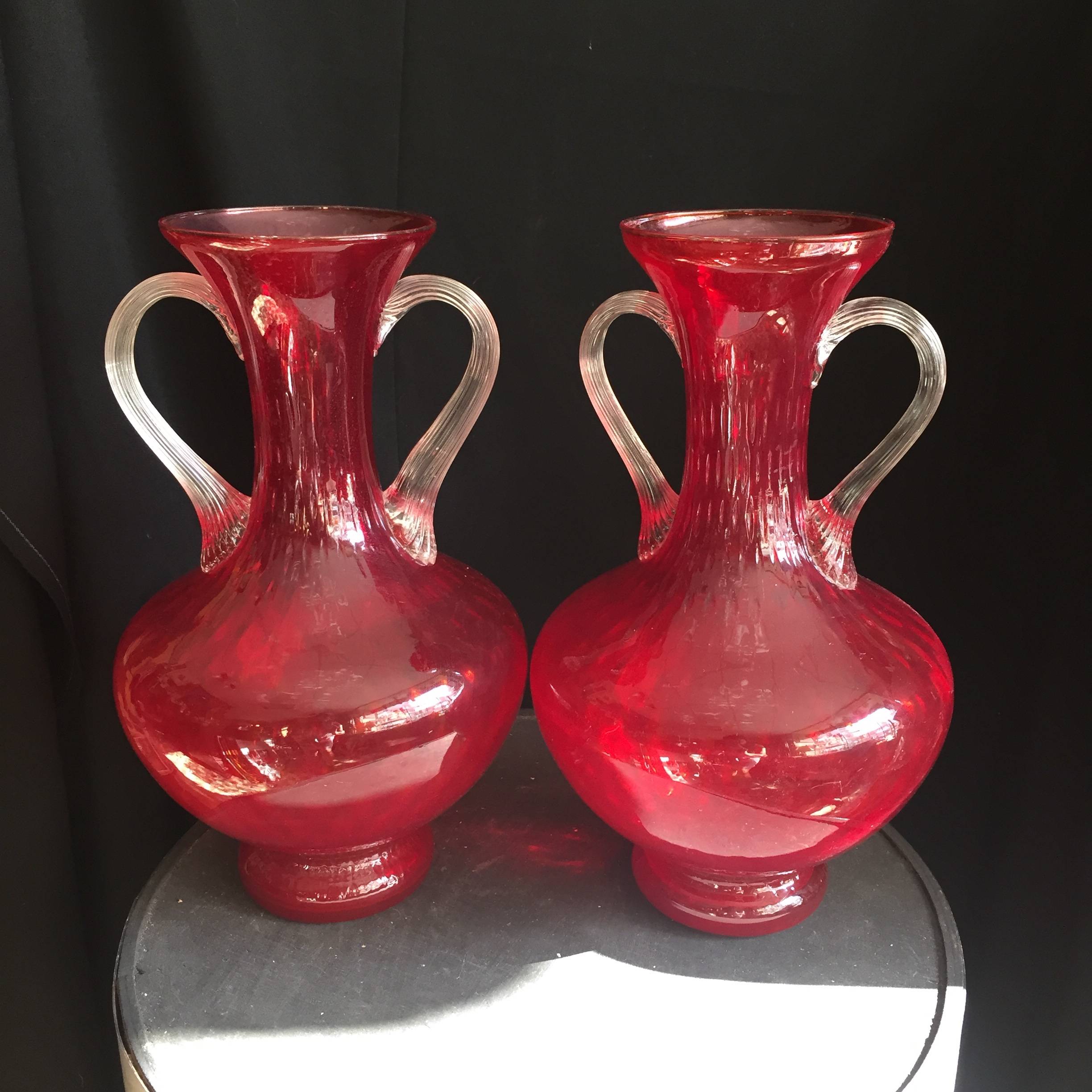 vases anciens en verre rouge